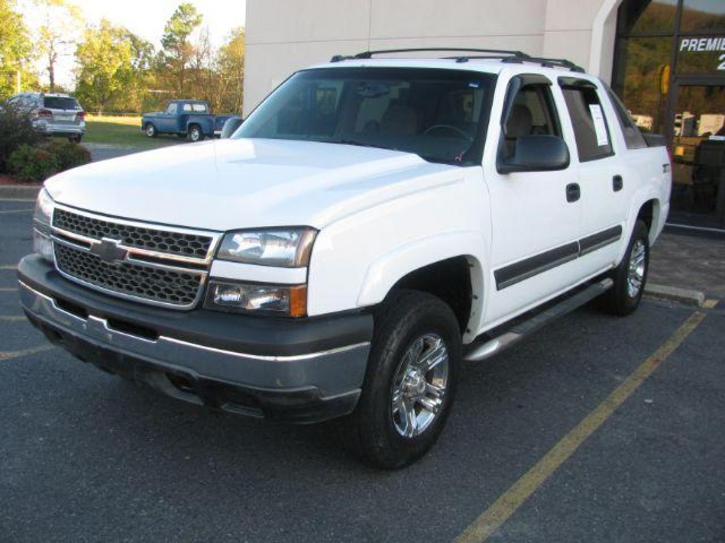 2005 White Chevrolet Avalanche 1500 4WD (3GNEK12ZX5G) with an 5.3L V8 OHV 16V FFV engine, 4-Speed Automatic transmission, located at 2443 Albert Pike, Hot Springs, AR, 71913, (501) 623-6255, 34.492222, -93.109993 - Photo#0