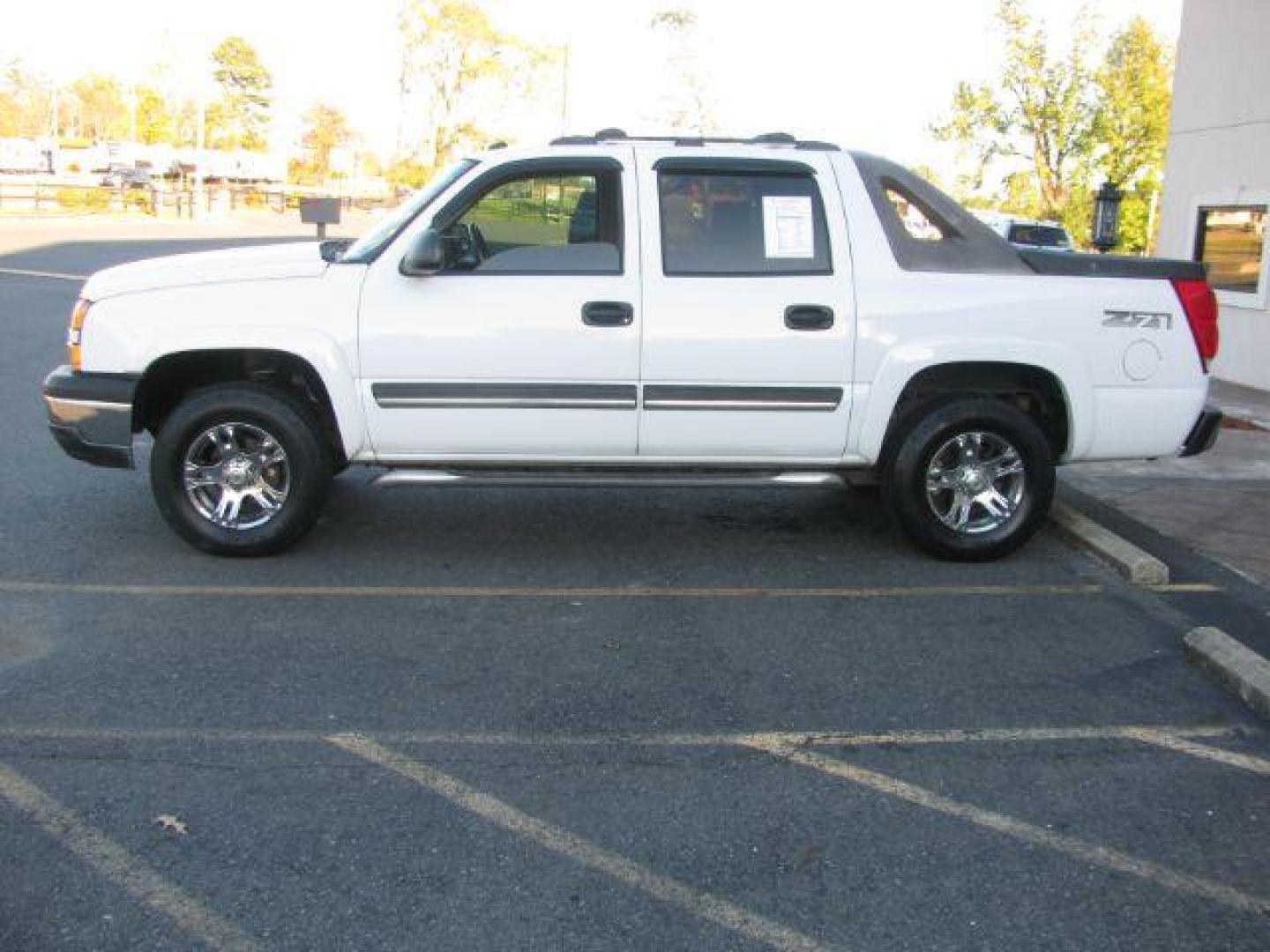 2005 White Chevrolet Avalanche 1500 4WD (3GNEK12ZX5G) with an 5.3L V8 OHV 16V FFV engine, 4-Speed Automatic transmission, located at 2443 Albert Pike, Hot Springs, AR, 71913, (501) 623-6255, 34.492222, -93.109993 - Photo#1