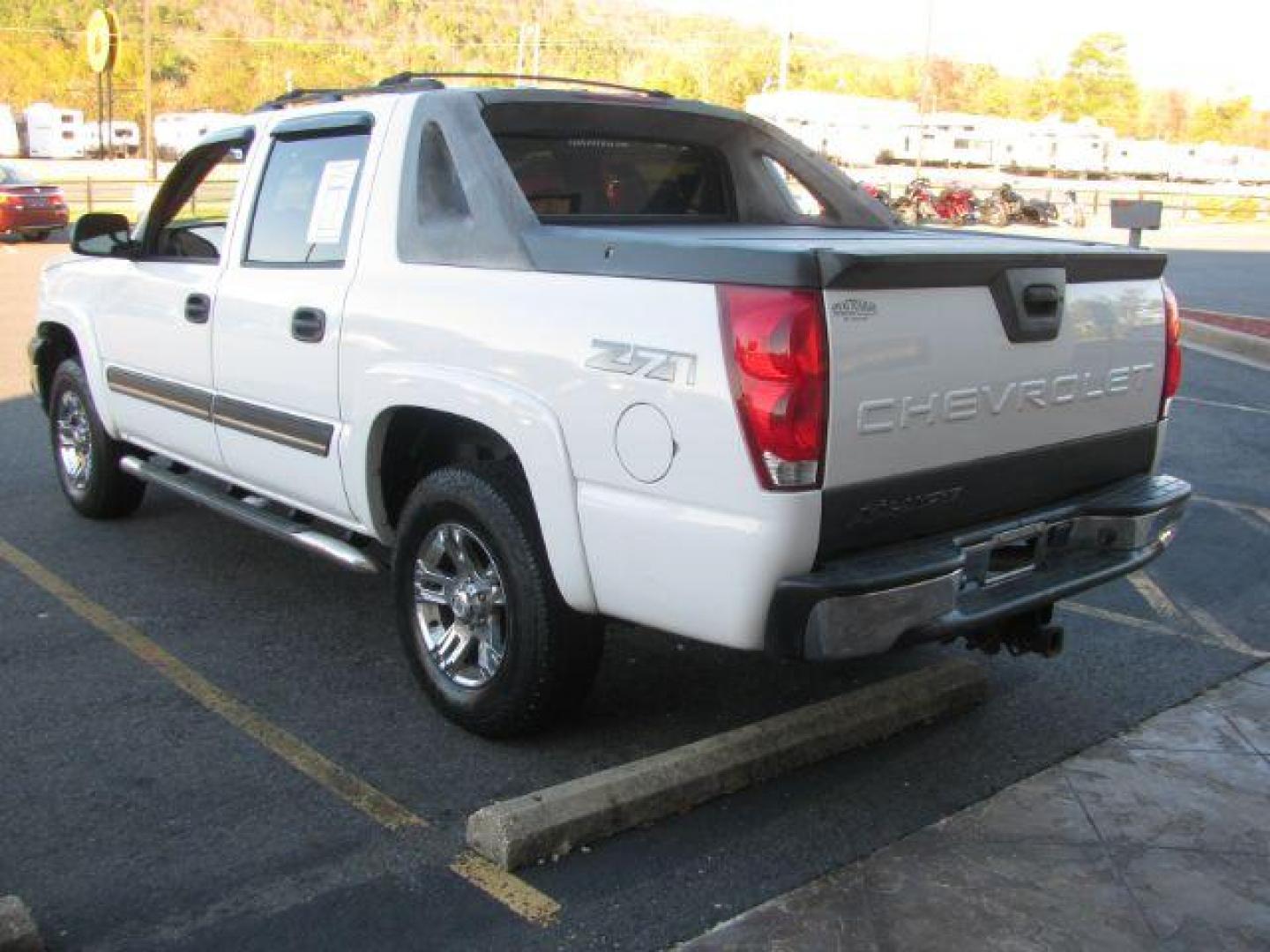 2005 White Chevrolet Avalanche 1500 4WD (3GNEK12ZX5G) with an 5.3L V8 OHV 16V FFV engine, 4-Speed Automatic transmission, located at 2443 Albert Pike, Hot Springs, AR, 71913, (501) 623-6255, 34.492222, -93.109993 - Photo#2