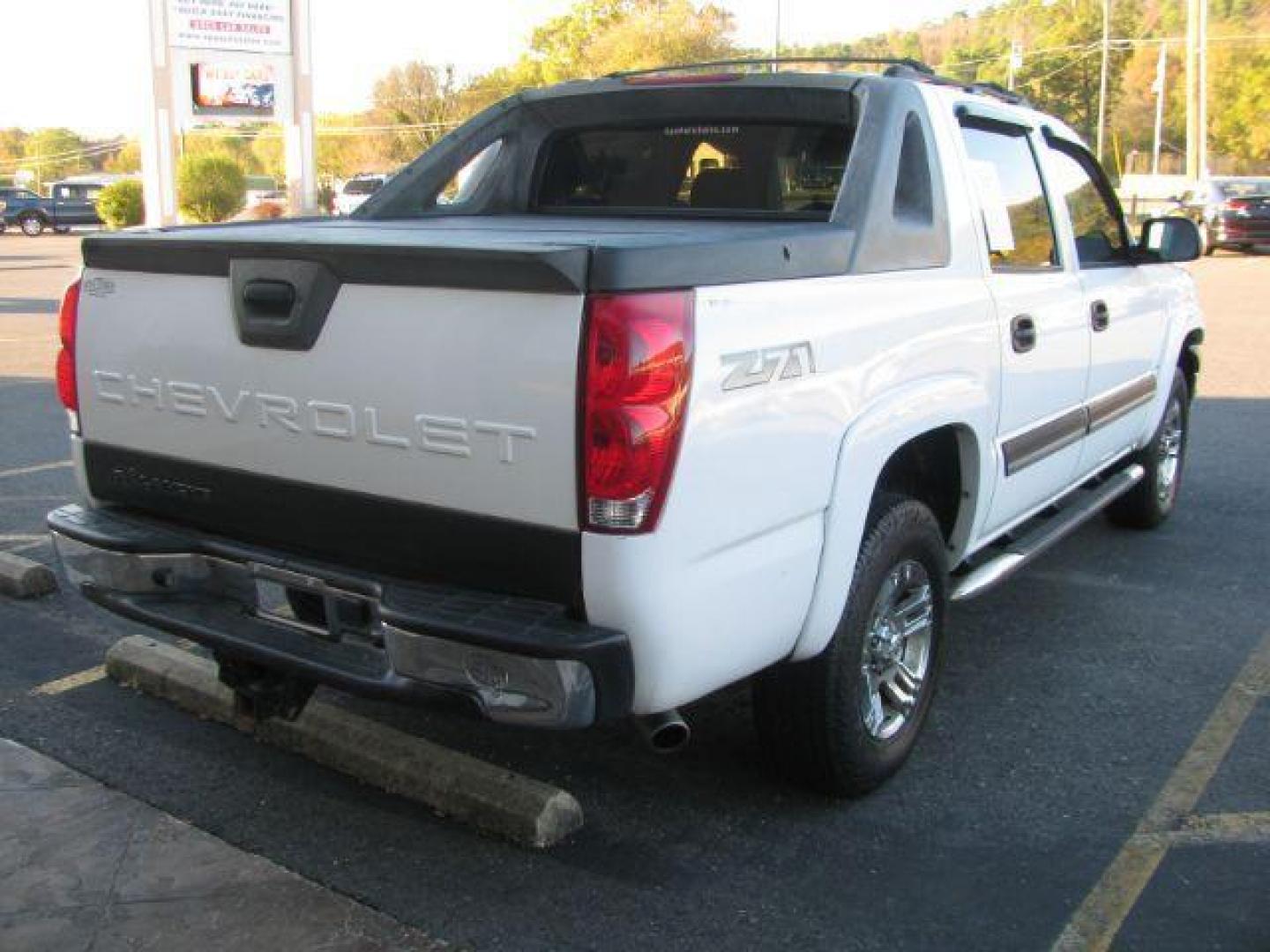 2005 White Chevrolet Avalanche 1500 4WD (3GNEK12ZX5G) with an 5.3L V8 OHV 16V FFV engine, 4-Speed Automatic transmission, located at 2443 Albert Pike, Hot Springs, AR, 71913, (501) 623-6255, 34.492222, -93.109993 - Photo#3