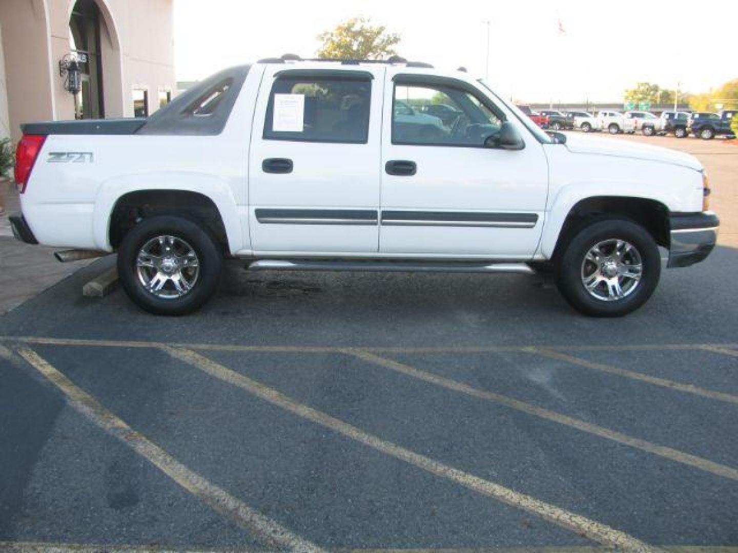 2005 White Chevrolet Avalanche 1500 4WD (3GNEK12ZX5G) with an 5.3L V8 OHV 16V FFV engine, 4-Speed Automatic transmission, located at 2443 Albert Pike, Hot Springs, AR, 71913, (501) 623-6255, 34.492222, -93.109993 - Photo#4