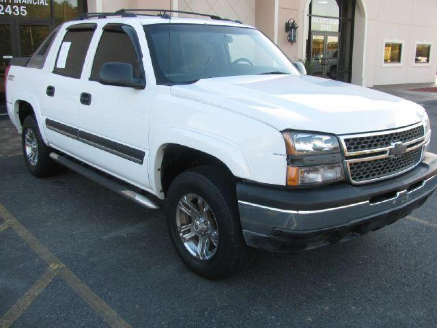 2005 White Chevrolet Avalanche 1500 4WD (3GNEK12ZX5G) with an 5.3L V8 OHV 16V FFV engine, 4-Speed Automatic transmission, located at 2443 Albert Pike, Hot Springs, AR, 71913, (501) 623-6255, 34.492222, -93.109993 - Photo#5