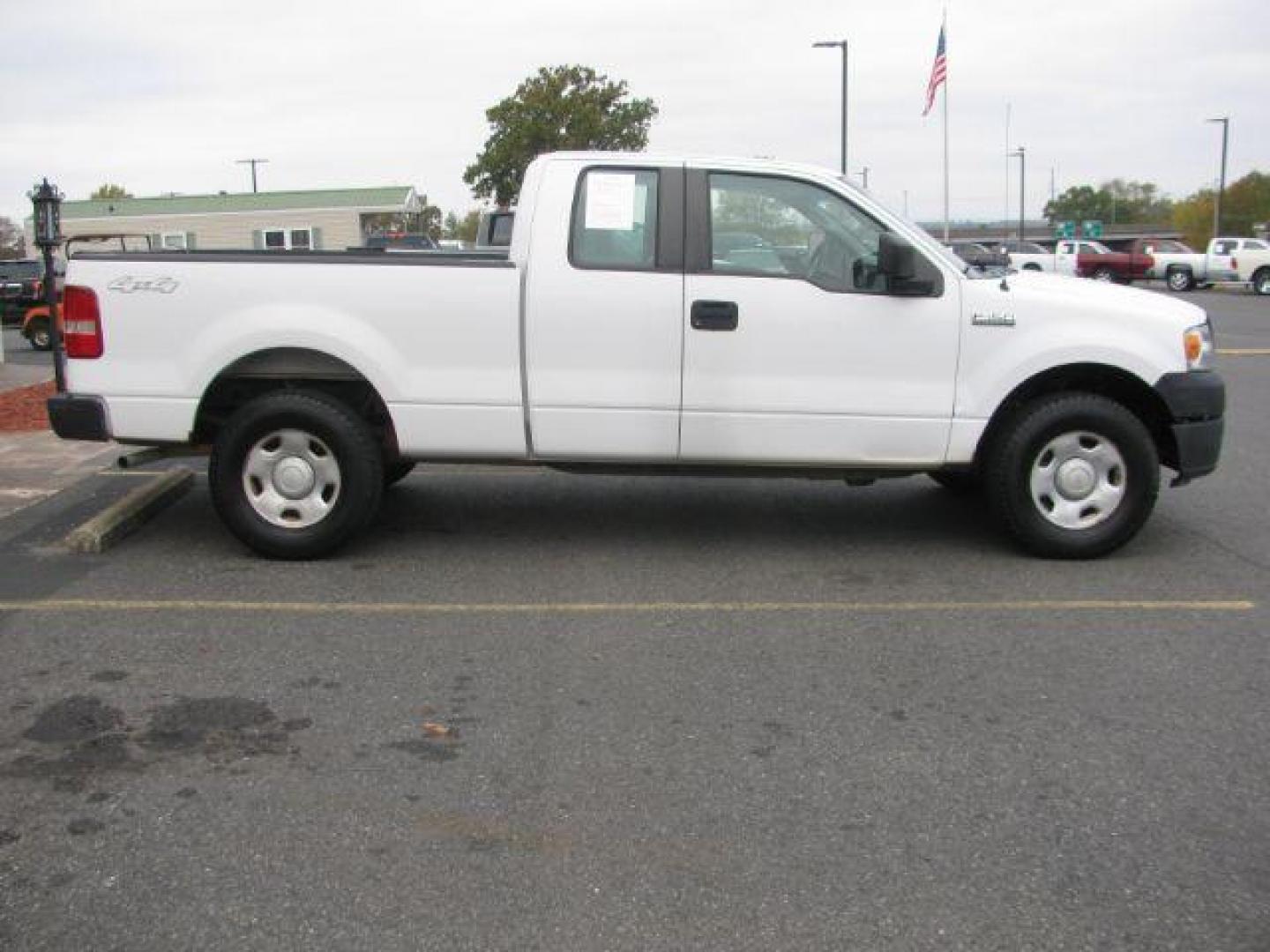 2007 White Ford F-150 XL SuperCab 4WD (1FTRX14W07K) with an 4.6L V8 SOHC 16V engine, 4-Speed Automatic transmission, located at 2443 Albert Pike, Hot Springs, AR, 71913, (501) 623-6255, 34.492222, -93.109993 - PRICE $10,995 DOWN $1,200 PAYMENTS $325 PER MONTH INTEREST RATE 9.9% TERM 35 MONTHS W.A.C. VEHICLE COMES WITH A 6 MONTH - 6,000 MILE LIMITED POWER TRAIN WARRANTY - Photo#4