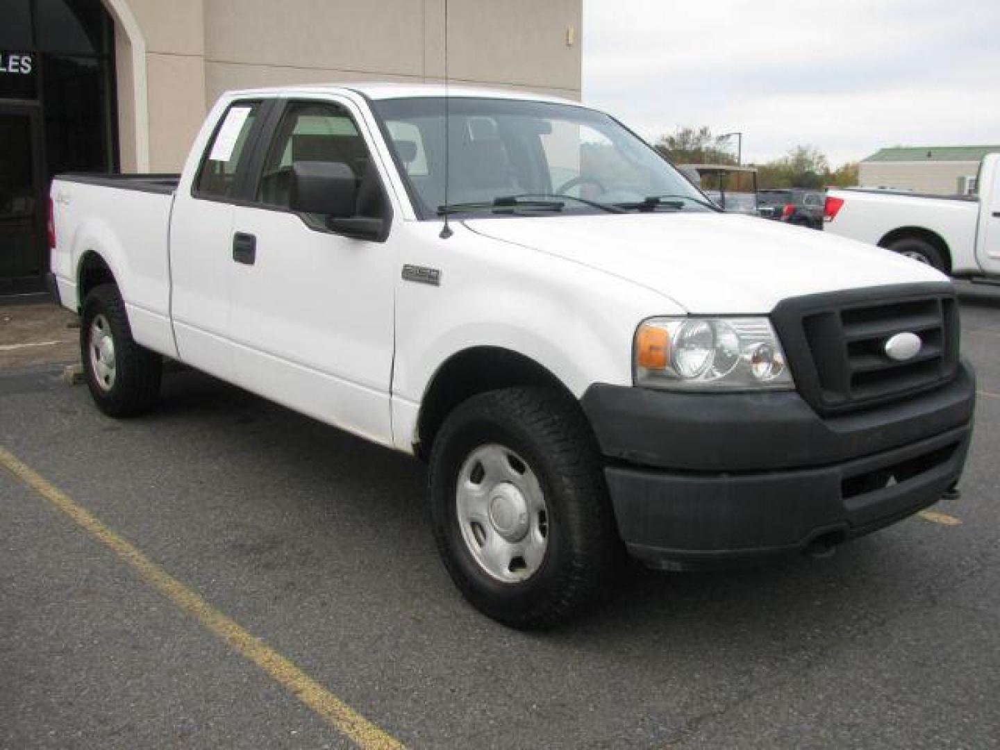 2007 White Ford F-150 XL SuperCab 4WD (1FTRX14W07K) with an 4.6L V8 SOHC 16V engine, 4-Speed Automatic transmission, located at 2443 Albert Pike, Hot Springs, AR, 71913, (501) 623-6255, 34.492222, -93.109993 - PRICE $10,995 DOWN $1,200 PAYMENTS $325 PER MONTH INTEREST RATE 9.9% TERM 35 MONTHS W.A.C. VEHICLE COMES WITH A 6 MONTH - 6,000 MILE LIMITED POWER TRAIN WARRANTY - Photo#5