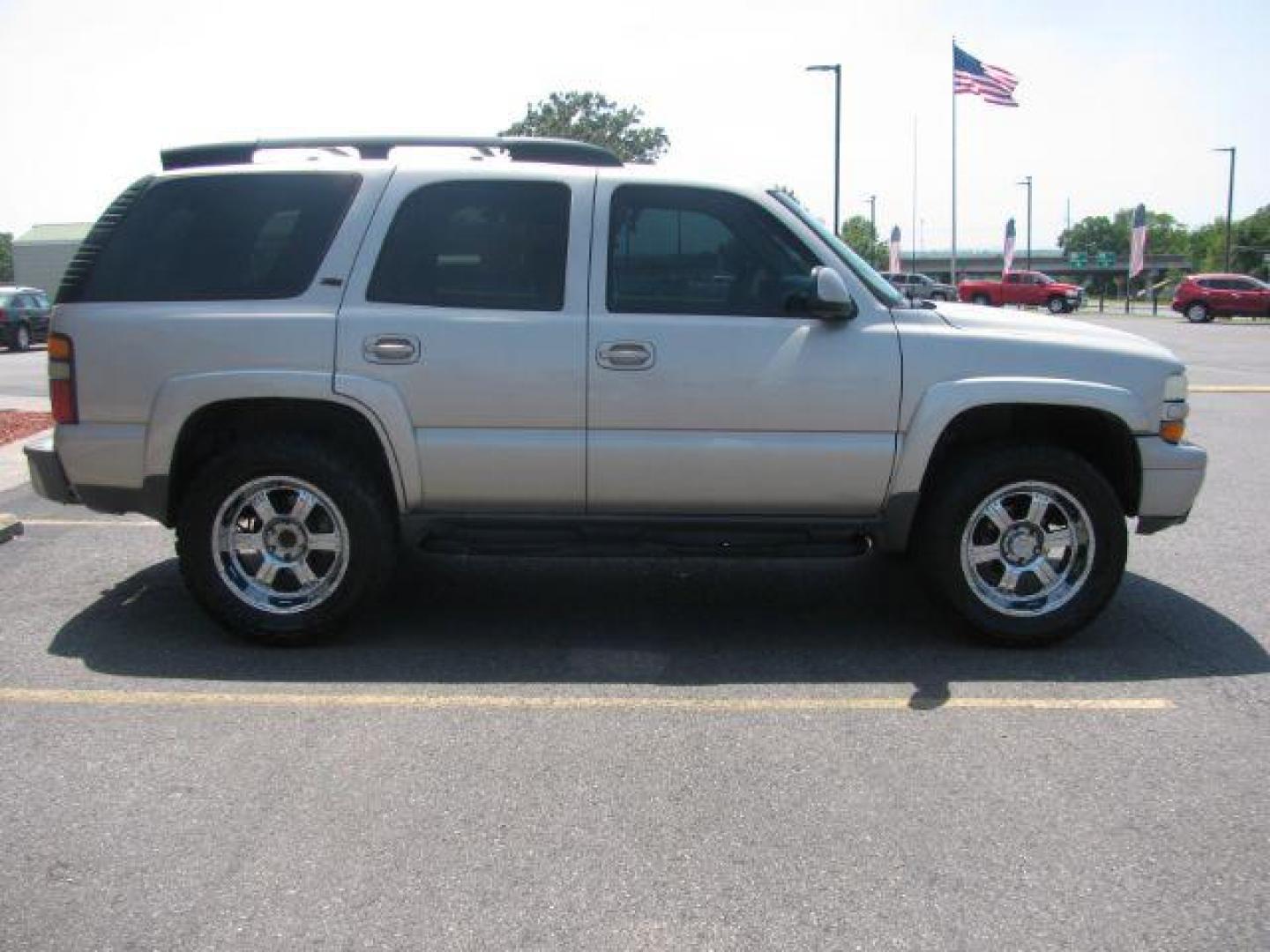 2006 Silver Chevrolet Tahoe 4WD (1GNEK13Z76R) with an 5.3L V8 OHV 16V FFV engine, 4-Speed Automatic transmission, located at 2443 Albert Pike, Hot Springs, AR, 71913, (501) 623-6255, 34.492222, -93.109993 - LISTED FEATURES MAY BE OPTIONAL AND NOT INCLUDED ON THIS VEHICLE!!! - Photo#4