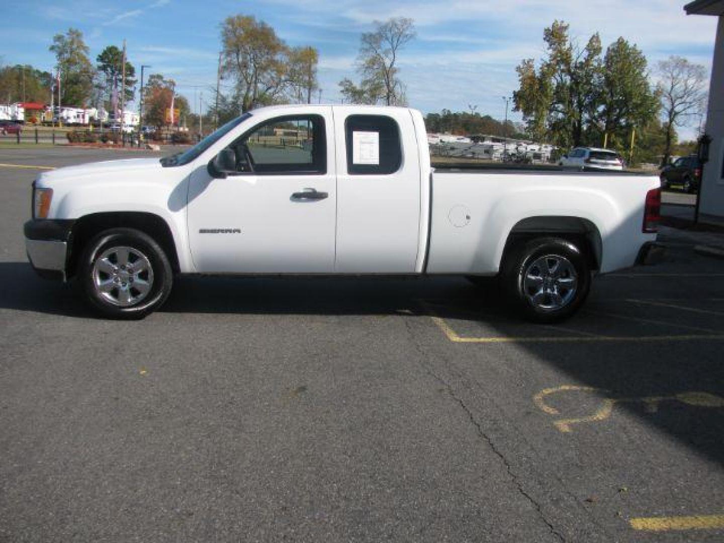 2013 White GMC Sierra 1500 Work Truck Ext. Cab 2WD (1GTR1TEAXDZ) with an 4.8L V8 OHV 16V engine, 6-Speed Automatic transmission, located at 2443 Albert Pike, Hot Springs, AR, 71913, (501) 623-6255, 34.492222, -93.109993 - Photo#1