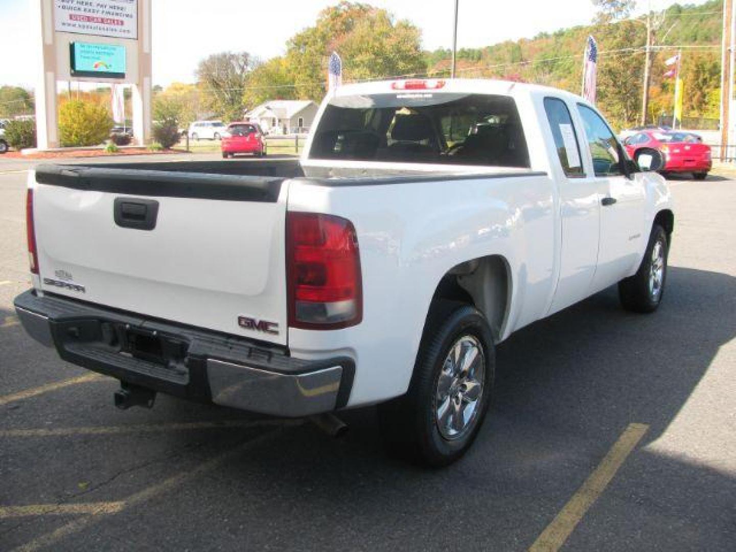 2013 White GMC Sierra 1500 Work Truck Ext. Cab 2WD (1GTR1TEAXDZ) with an 4.8L V8 OHV 16V engine, 6-Speed Automatic transmission, located at 2443 Albert Pike, Hot Springs, AR, 71913, (501) 623-6255, 34.492222, -93.109993 - Photo#4