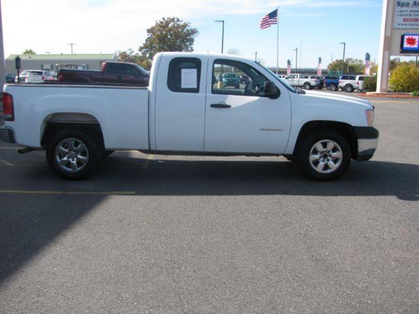 2013 White GMC Sierra 1500 Work Truck Ext. Cab 2WD (1GTR1TEAXDZ) with an 4.8L V8 OHV 16V engine, 6-Speed Automatic transmission, located at 2443 Albert Pike, Hot Springs, AR, 71913, (501) 623-6255, 34.492222, -93.109993 - Photo#5