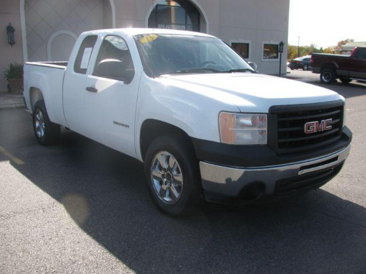 2013 White GMC Sierra 1500 Work Truck Ext. Cab 2WD (1GTR1TEAXDZ) with an 4.8L V8 OHV 16V engine, 6-Speed Automatic transmission, located at 2443 Albert Pike, Hot Springs, AR, 71913, (501) 623-6255, 34.492222, -93.109993 - Photo#6