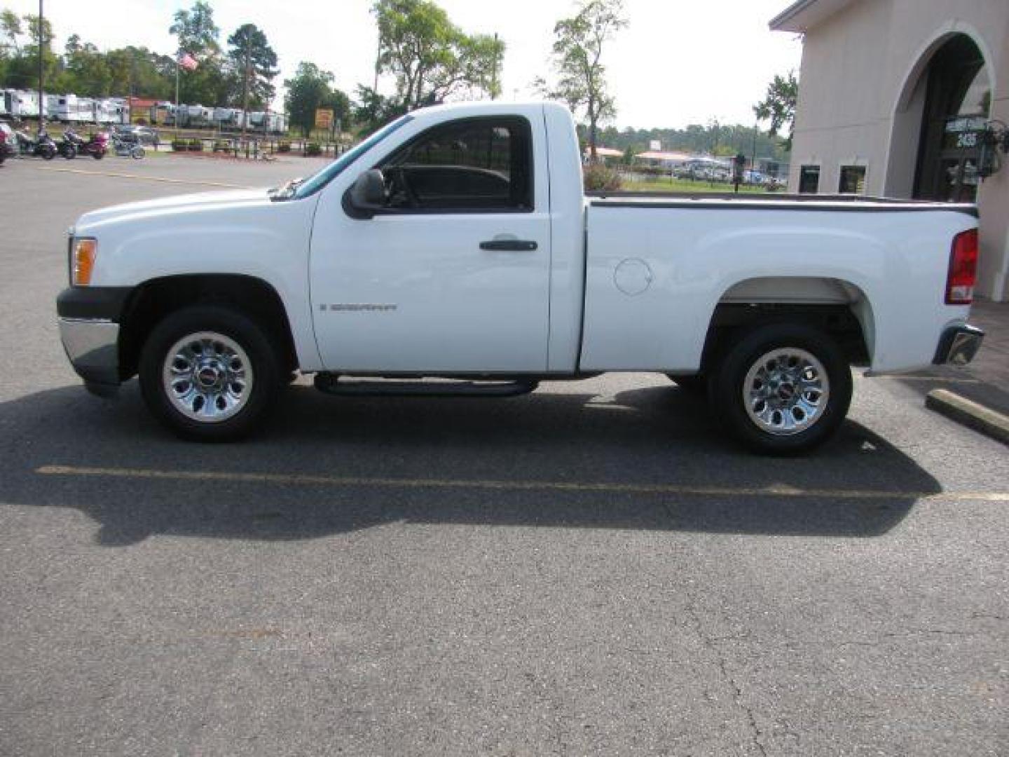 2009 White GMC Sierra 1500 Work Truck Std. Box 2WD (1GTEC14X99Z) with an 4.3L V6 OHV 12V engine, 4-Speed Automatic transmission, located at 2443 Albert Pike, Hot Springs, AR, 71913, (501) 623-6255, 34.492222, -93.109993 - Photo#5