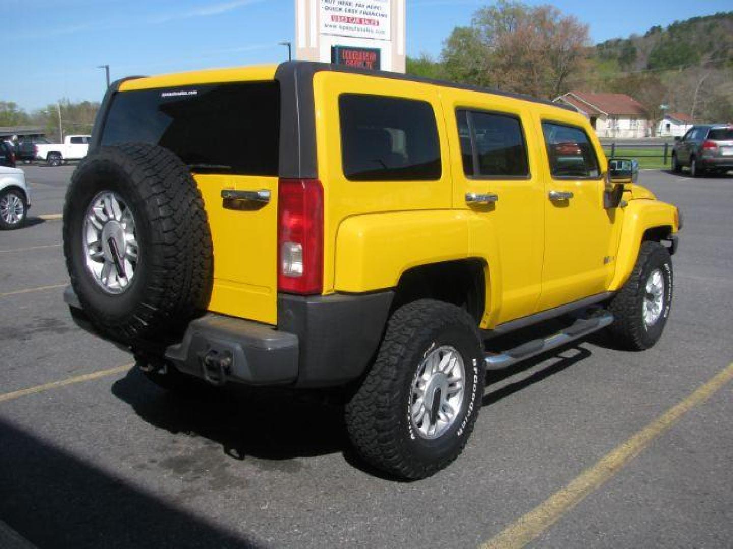 2006 Yellow Hummer H3 Sport Utility (5GTDN136868) with an 3.5L L5 DOHC 20V engine, located at 2443 Albert Pike, Hot Springs, AR, 71913, (501) 623-6255, 34.492222, -93.109993 - Photo#2