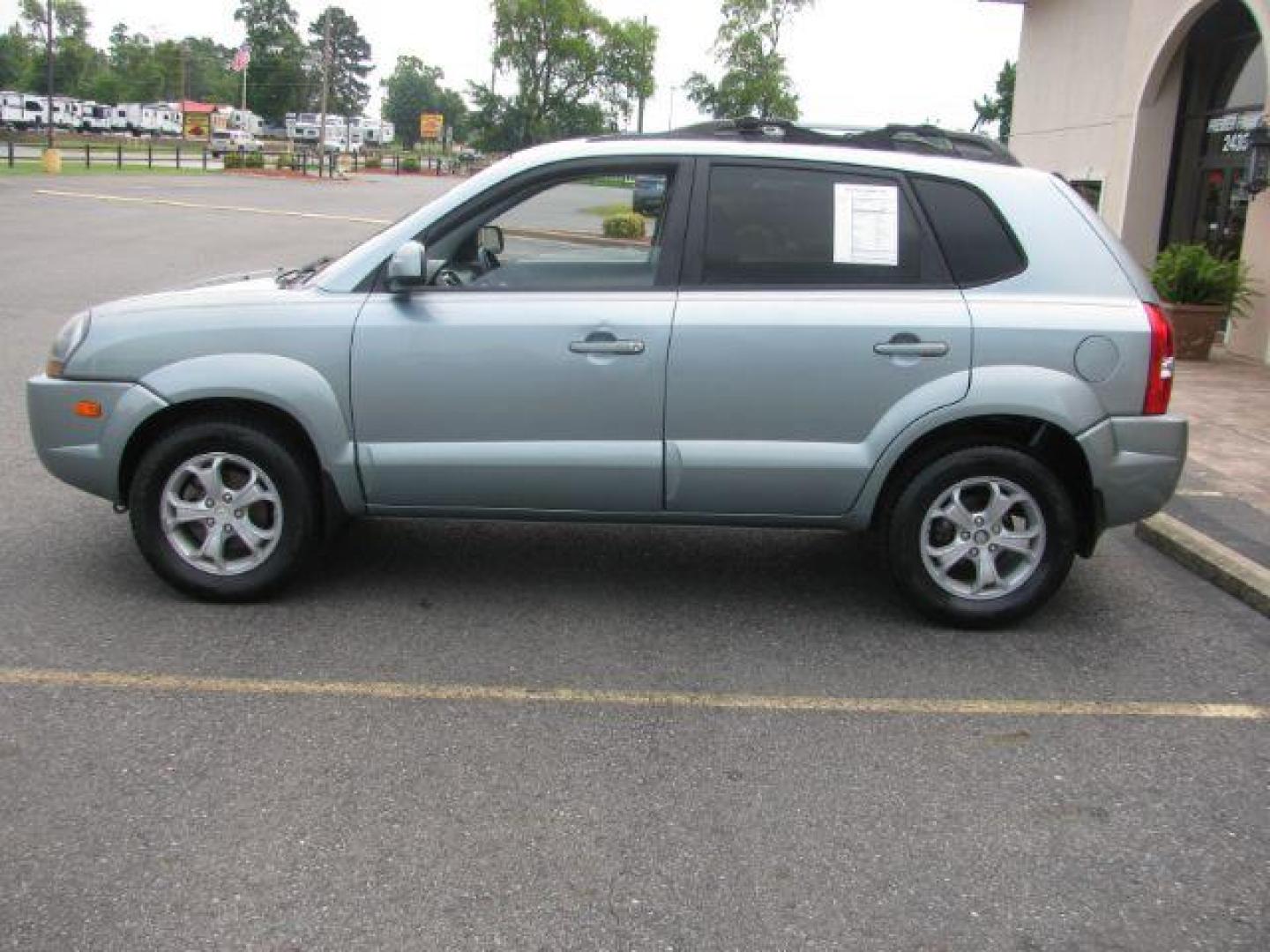 2009 Gray Hyundai Tucson Limited 2.0 2WD (KM8JN12B69U) with an 2.0L L4 DOHC 16V engine, located at 2443 Albert Pike, Hot Springs, AR, 71913, (501) 623-6255, 34.492222, -93.109993 - Photo#4