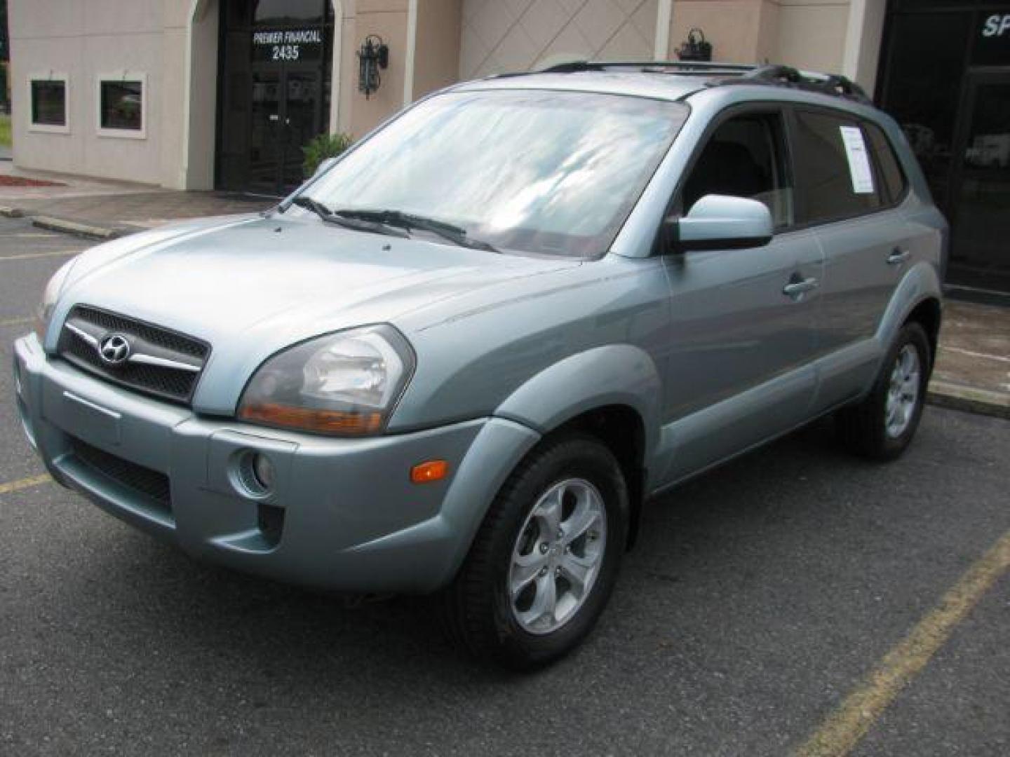 2009 Gray Hyundai Tucson Limited 2.0 2WD (KM8JN12B69U) with an 2.0L L4 DOHC 16V engine, located at 2443 Albert Pike, Hot Springs, AR, 71913, (501) 623-6255, 34.492222, -93.109993 - Photo#5