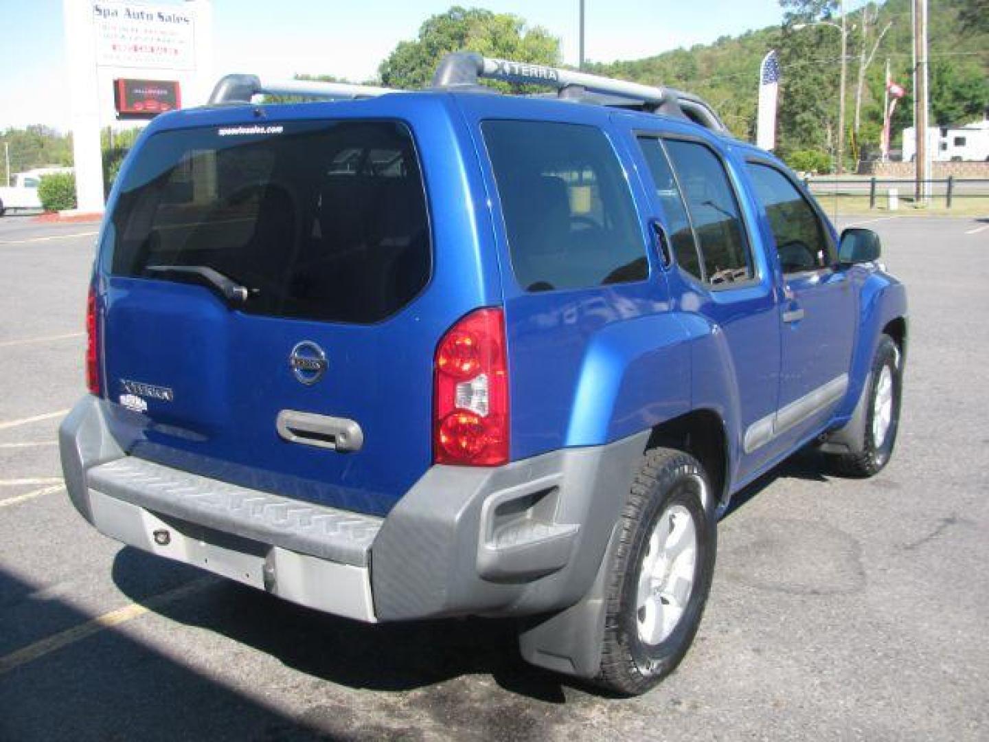 2013 Blue Nissan Xterra S 4WD (5N1AN0NW5DN) with an 4.0L V6 DOHC 24V engine, Automatic transmission, located at 2443 Albert Pike, Hot Springs, AR, 71913, (501) 623-6255, 34.492222, -93.109993 - Photo#2