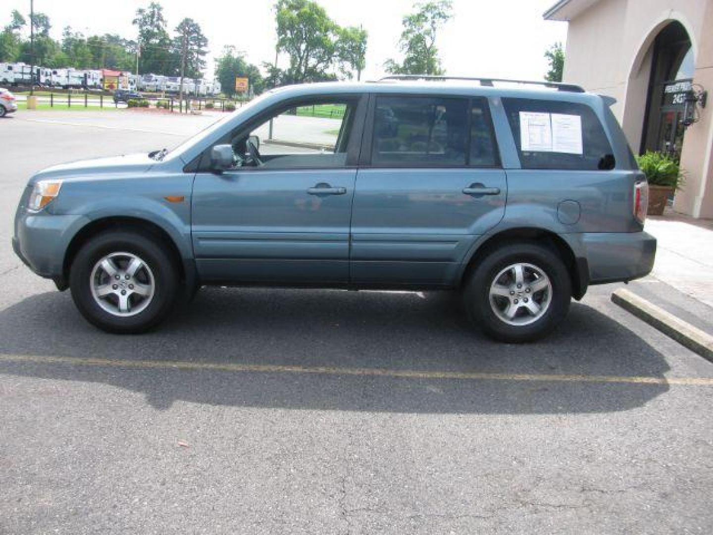 2006 Blue Honda Pilot EX 4WD w/ Leather and DVD (5FNYF18636B) with an 3.5L V6 SOHC 24V engine, 5-Speed Automatic transmission, located at 2443 Albert Pike, Hot Springs, AR, 71913, (501) 623-6255, 34.492222, -93.109993 - Photo#4