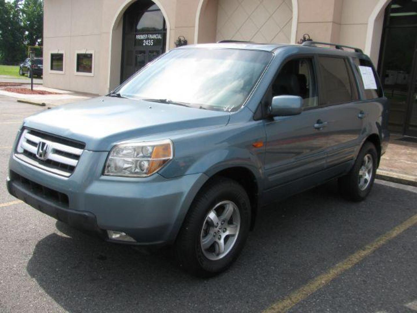 2006 Blue Honda Pilot EX 4WD w/ Leather and DVD (5FNYF18636B) with an 3.5L V6 SOHC 24V engine, 5-Speed Automatic transmission, located at 2443 Albert Pike, Hot Springs, AR, 71913, (501) 623-6255, 34.492222, -93.109993 - Photo#5