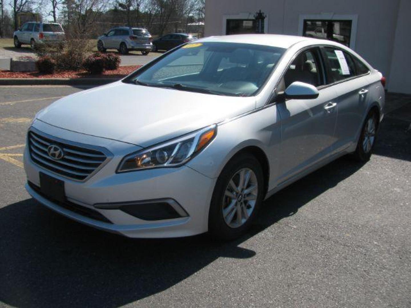 2017 Silver Hyundai Sonata SE (5NPE24AF3HH) with an 2.4L L4 DOHC 16V engine, 7-Speed Automatic transmission, located at 2443 Albert Pike, Hot Springs, AR, 71913, (501) 623-6255, 34.492222, -93.109993 - Photo#0