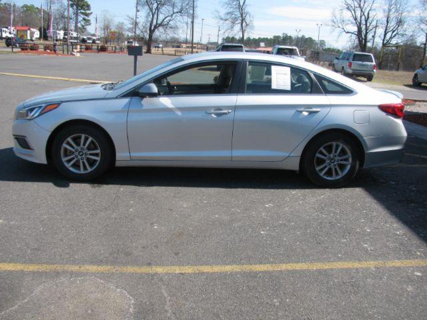 2017 Silver Hyundai Sonata SE (5NPE24AF3HH) with an 2.4L L4 DOHC 16V engine, 7-Speed Automatic transmission, located at 2443 Albert Pike, Hot Springs, AR, 71913, (501) 623-6255, 34.492222, -93.109993 - Photo#1