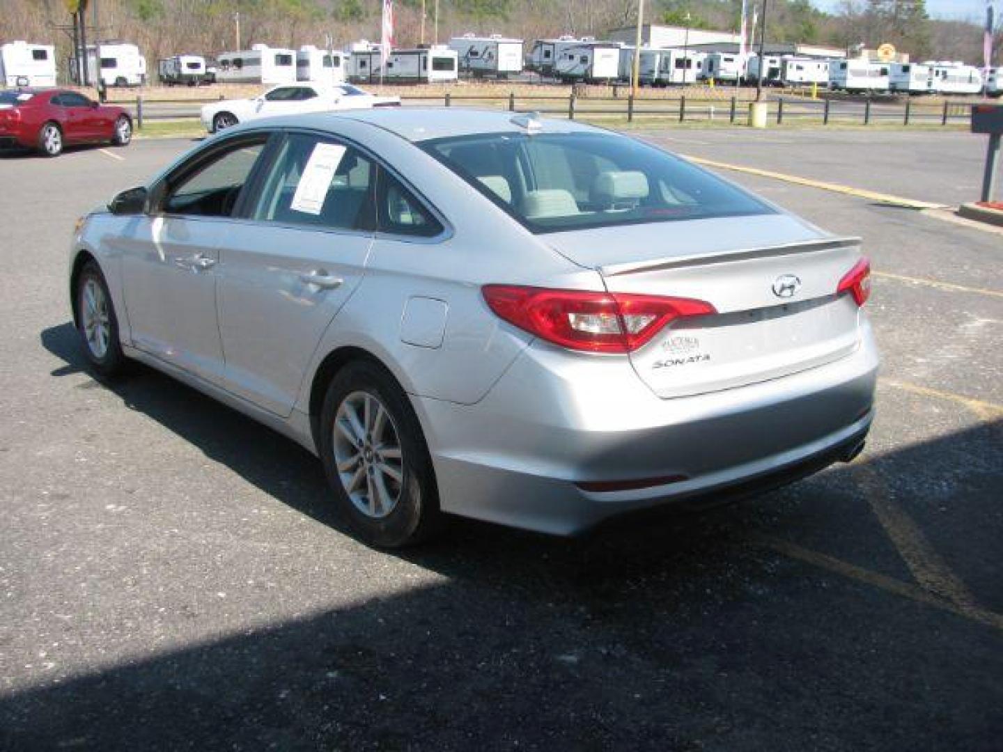 2017 Silver Hyundai Sonata SE (5NPE24AF3HH) with an 2.4L L4 DOHC 16V engine, 7-Speed Automatic transmission, located at 2443 Albert Pike, Hot Springs, AR, 71913, (501) 623-6255, 34.492222, -93.109993 - Photo#2