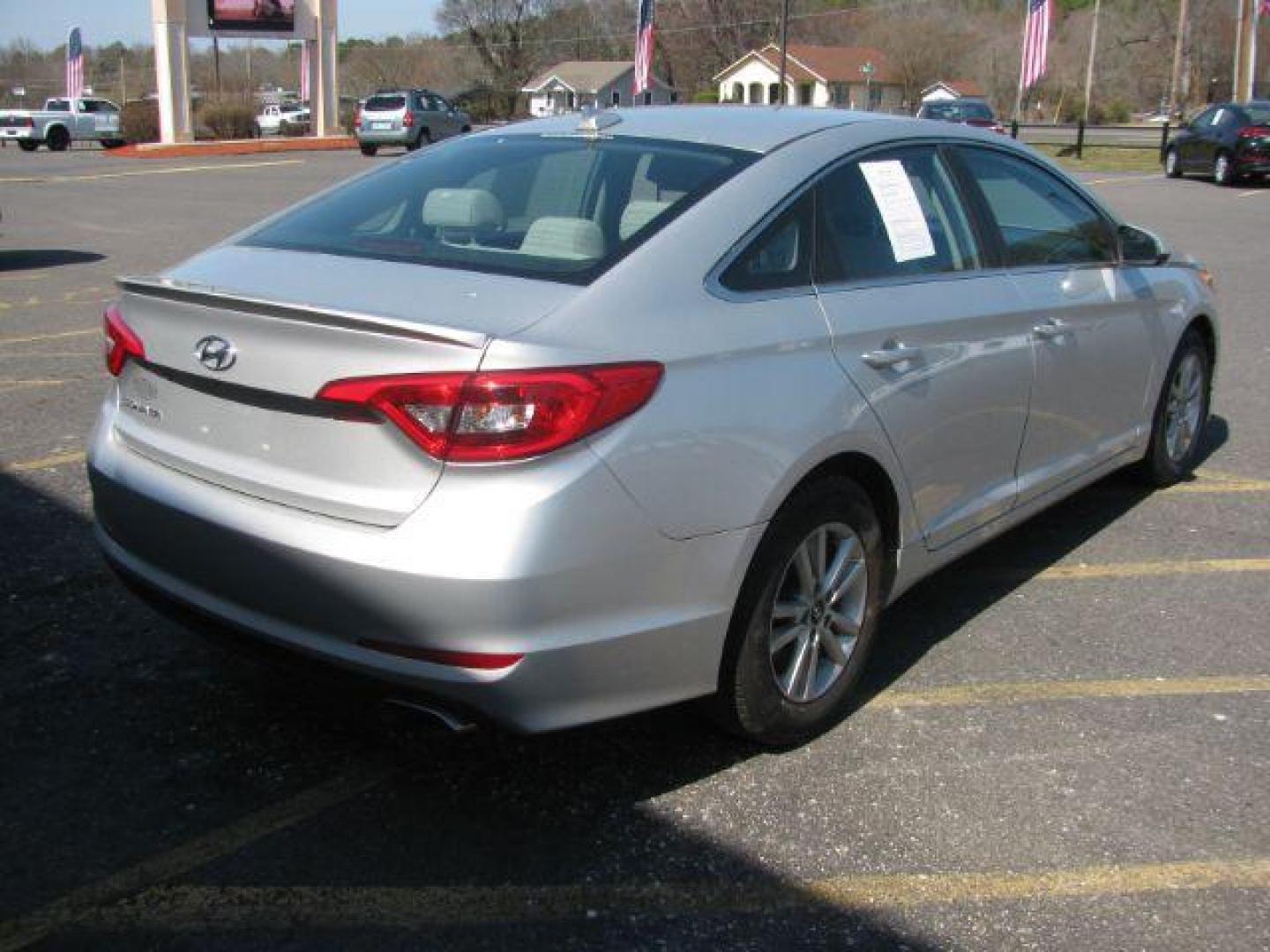 2017 Silver Hyundai Sonata SE (5NPE24AF3HH) with an 2.4L L4 DOHC 16V engine, 7-Speed Automatic transmission, located at 2443 Albert Pike, Hot Springs, AR, 71913, (501) 623-6255, 34.492222, -93.109993 - Photo#3