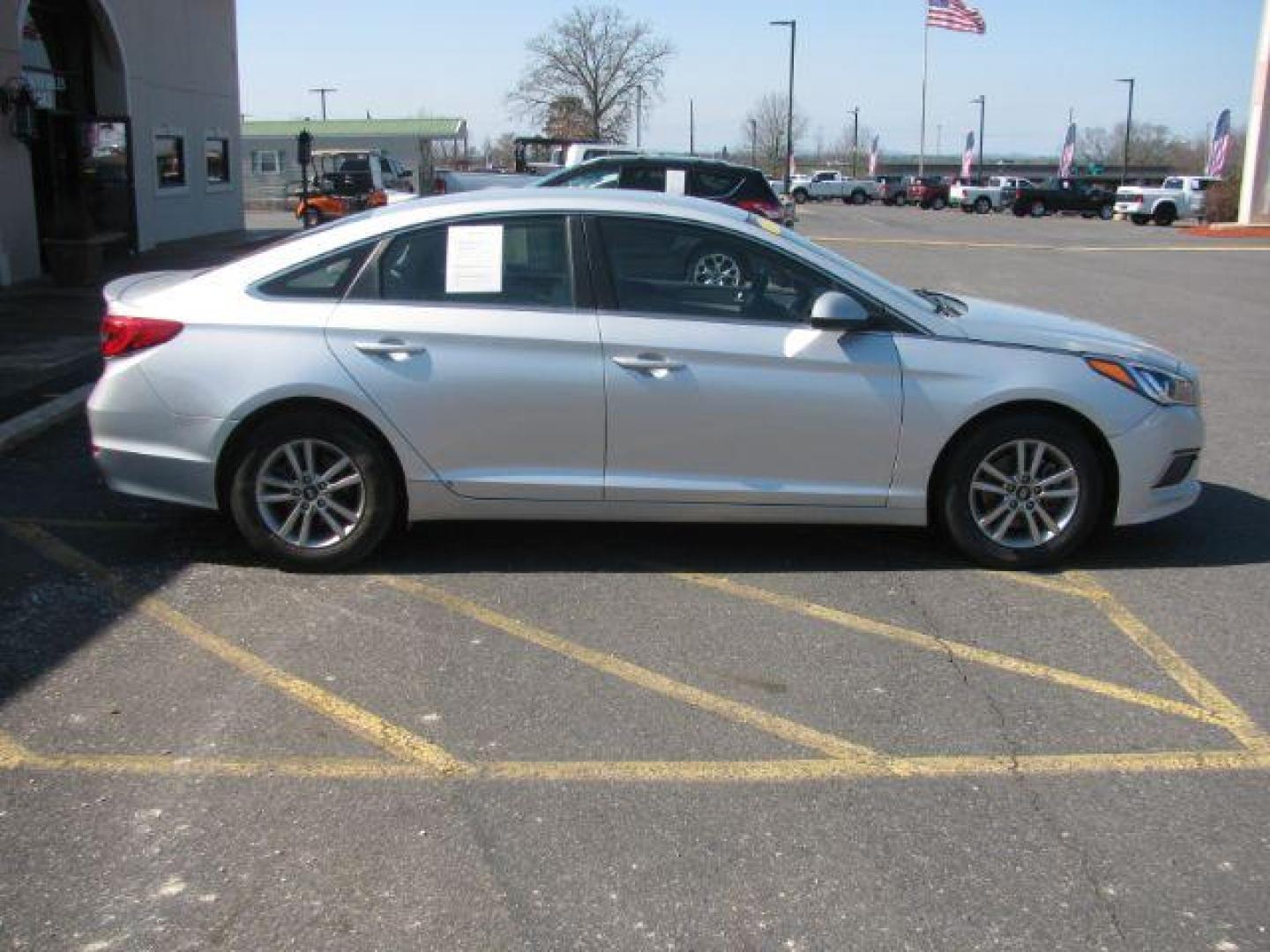 2017 Silver Hyundai Sonata SE (5NPE24AF3HH) with an 2.4L L4 DOHC 16V engine, 7-Speed Automatic transmission, located at 2443 Albert Pike, Hot Springs, AR, 71913, (501) 623-6255, 34.492222, -93.109993 - Photo#4