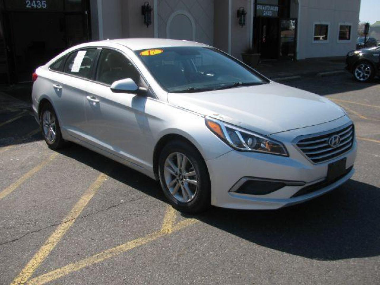 2017 Silver Hyundai Sonata SE (5NPE24AF3HH) with an 2.4L L4 DOHC 16V engine, 7-Speed Automatic transmission, located at 2443 Albert Pike, Hot Springs, AR, 71913, (501) 623-6255, 34.492222, -93.109993 - Photo#5