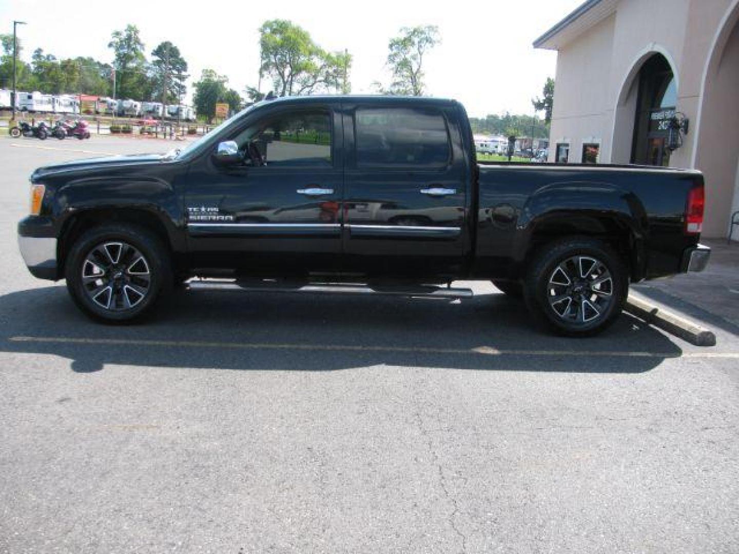 2011 Black GMC Sierra 1500 SLE Crew Cab 2WD (3GTP1VE07BG) with an 5.3L V8 OHV 16V FFV engine, 6-Speed Automatic transmission, located at 2443 Albert Pike, Hot Springs, AR, 71913, (501) 623-6255, 34.492222, -93.109993 - LISTED FEATURES MAY BE OPTIONAL AND NOT INCLUDED ON THIS VEHICLE!!! - Photo#5