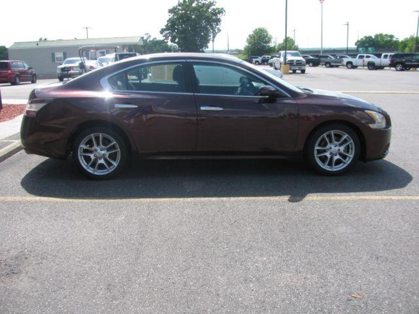 2014 Maroon Nissan Maxima SV (1N4AA5AP0EC) with an 3.5L V6 DOHC 24V engine, Continuously Variable Transmission transmission, located at 2443 Albert Pike, Hot Springs, AR, 71913, (501) 623-6255, 34.492222, -93.109993 - Photo#4