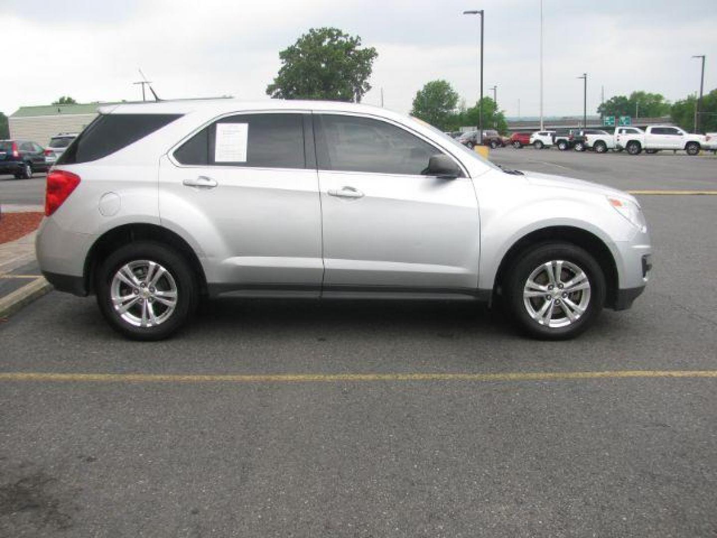 2011 Silver Chevrolet Equinox LS 2WD (2GNALBEC3B1) with an 2.4L L4 DOHC 16V engine, 6-Speed Automatic transmission, located at 2443 Albert Pike, Hot Springs, AR, 71913, (501) 623-6255, 34.492222, -93.109993 - Photo#4