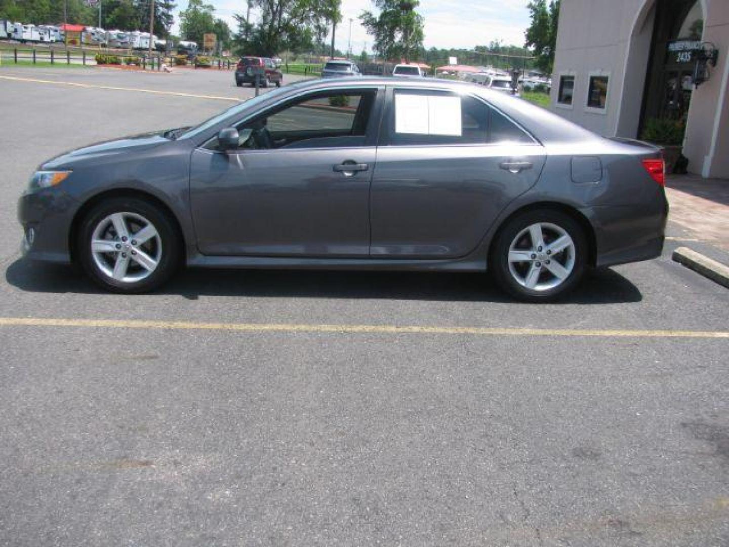 2014 Gray Toyota Camry SE (4T1BF1FK2EU) with an 2.5L L4 DOHC 16V engine, 6-Speed Automatic transmission, located at 2443 Albert Pike, Hot Springs, AR, 71913, (501) 623-6255, 34.492222, -93.109993 - LISTED FEATURES MAY BE OPTIONAL AND NOT INCLUDED ON THIS VEHICLE!!! - Photo#1