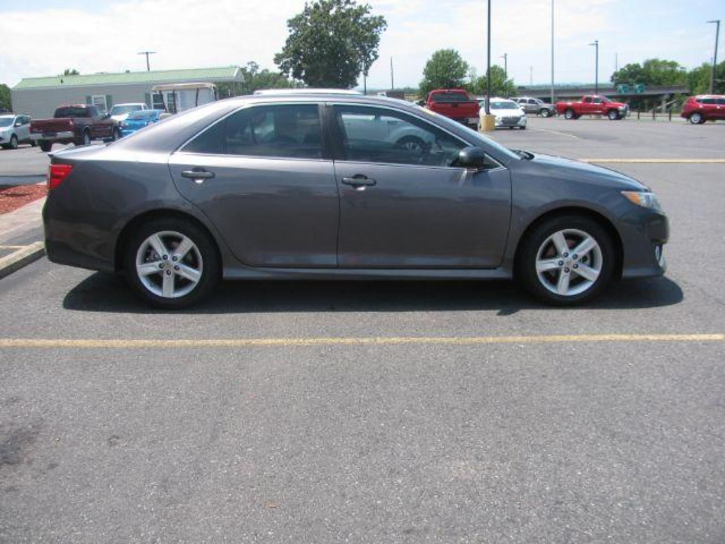 2014 Gray Toyota Camry SE (4T1BF1FK2EU) with an 2.5L L4 DOHC 16V engine, 6-Speed Automatic transmission, located at 2443 Albert Pike, Hot Springs, AR, 71913, (501) 623-6255, 34.492222, -93.109993 - LISTED FEATURES MAY BE OPTIONAL AND NOT INCLUDED ON THIS VEHICLE!!! - Photo#4