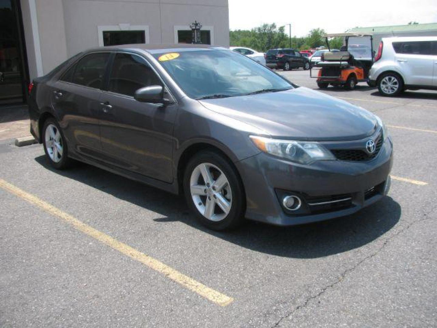 2014 Gray Toyota Camry SE (4T1BF1FK2EU) with an 2.5L L4 DOHC 16V engine, 6-Speed Automatic transmission, located at 2443 Albert Pike, Hot Springs, AR, 71913, (501) 623-6255, 34.492222, -93.109993 - LISTED FEATURES MAY BE OPTIONAL AND NOT INCLUDED ON THIS VEHICLE!!! - Photo#5