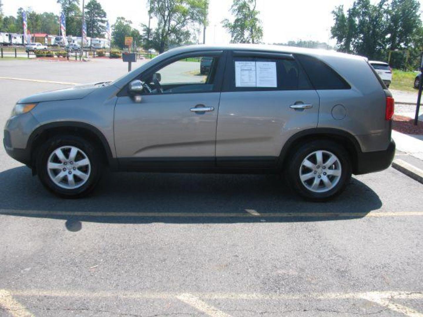 2012 Gray Kia Sorento LX 2WD (5XYKT3A17CG) with an 2.4L L4 DOHC 16V engine, 6-Speed Automatic transmission, located at 2443 Albert Pike, Hot Springs, AR, 71913, (501) 623-6255, 34.492222, -93.109993 - LISTED FEATURES MAY BE OPTIONAL AND NOT INCLUDED ON THIS VEHICLE!!! - Photo#4