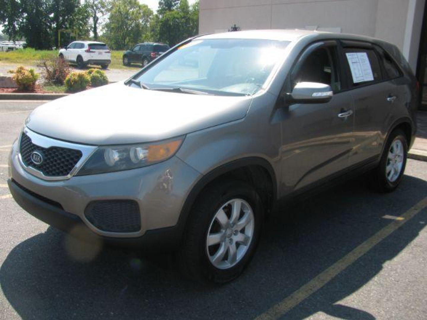 2012 Gray Kia Sorento LX 2WD (5XYKT3A17CG) with an 2.4L L4 DOHC 16V engine, 6-Speed Automatic transmission, located at 2443 Albert Pike, Hot Springs, AR, 71913, (501) 623-6255, 34.492222, -93.109993 - LISTED FEATURES MAY BE OPTIONAL AND NOT INCLUDED ON THIS VEHICLE!!! - Photo#5