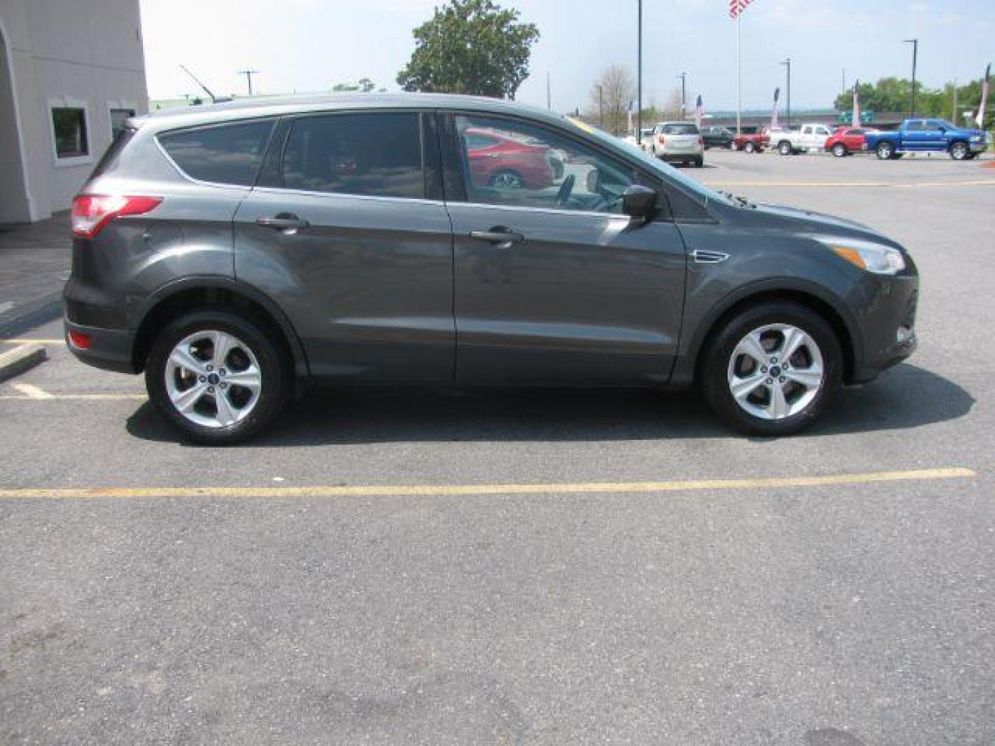 2016 Gray Ford Escape SE FWD (1FMCU0G75GU) with an 2.5L L4 DOHC 16V engine, 6-Speed Automatic transmission, located at 2443 Albert Pike, Hot Springs, AR, 71913, (501) 623-6255, 34.492222, -93.109993 - Photo#4