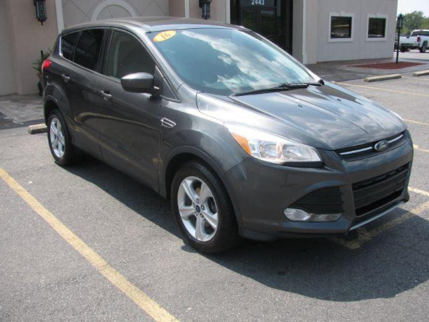 2016 Gray Ford Escape SE FWD (1FMCU0G75GU) with an 2.5L L4 DOHC 16V engine, 6-Speed Automatic transmission, located at 2443 Albert Pike, Hot Springs, AR, 71913, (501) 623-6255, 34.492222, -93.109993 - Photo#5