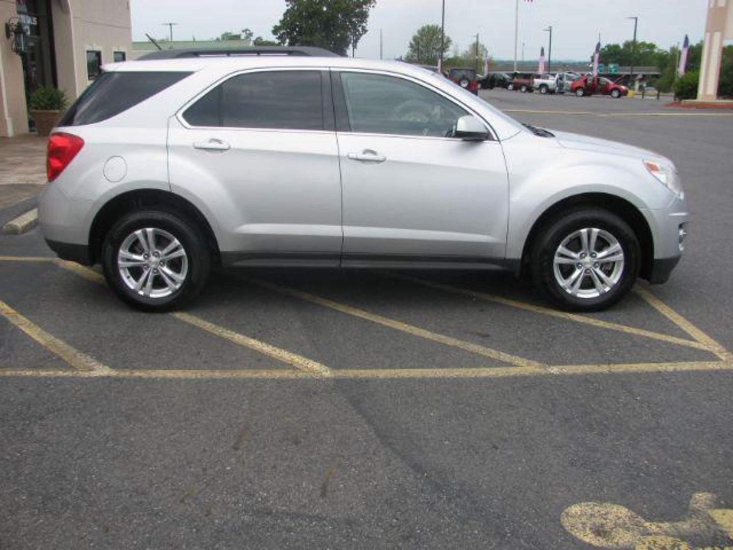 2013 Silver Chevrolet Equinox 2LT 2WD (2GNALPEK8D6) with an 2.4L L4 DOHC 16V engine, 6-Speed Automatic transmission, located at 2443 Albert Pike, Hot Springs, AR, 71913, (501) 623-6255, 34.492222, -93.109993 - Photo#4