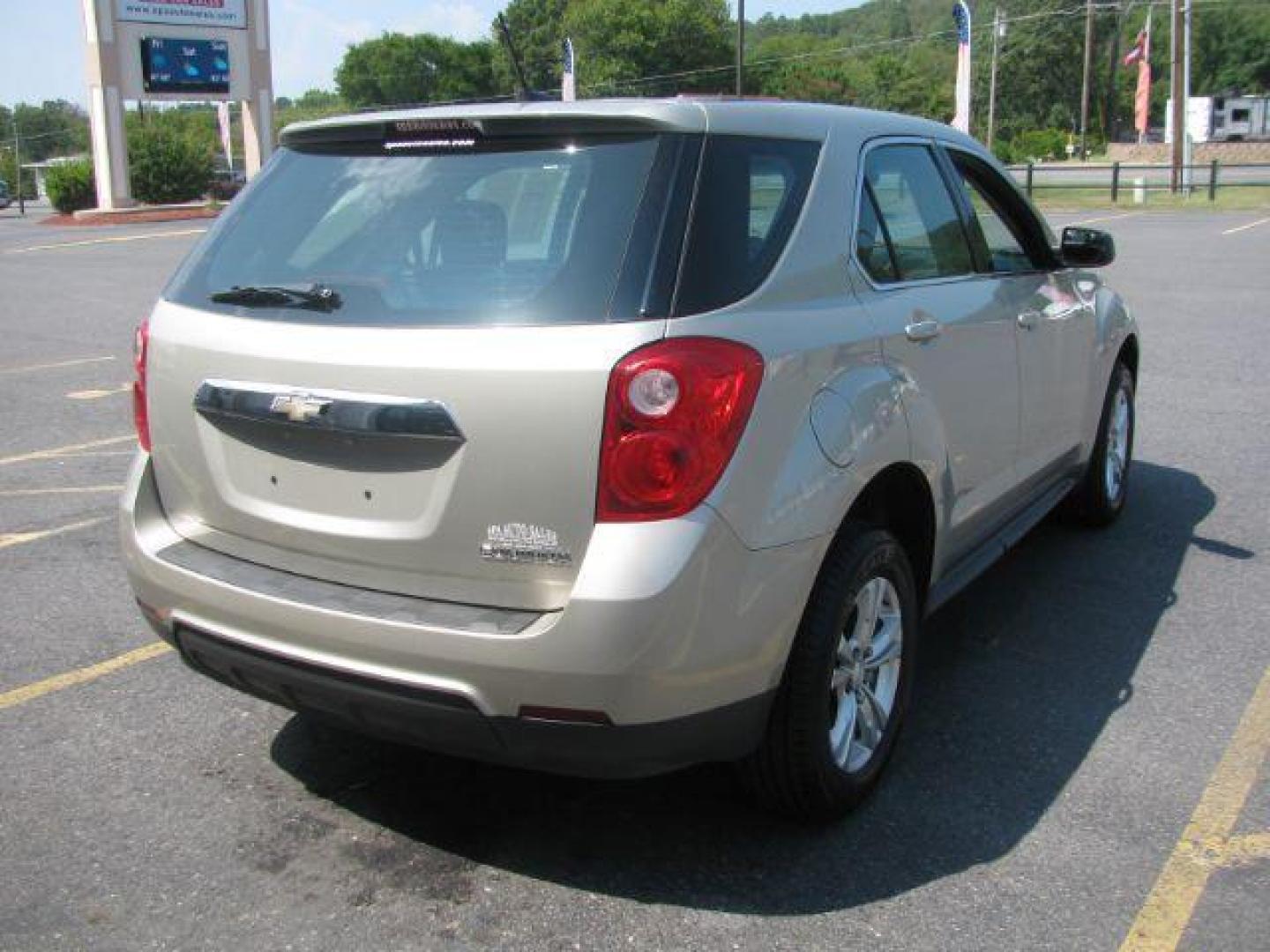 2013 Gold Chevrolet Equinox LS 2WD (2GNALBEK4D6) with an 2.4L L4 DOHC 16V engine, 6-Speed Automatic transmission, located at 2443 Albert Pike, Hot Springs, AR, 71913, (501) 623-6255, 34.492222, -93.109993 - LISTED FEATURES MAY BE OPTIONAL AND NOT INCLUDED ON THIS VEHICLE!!! - Photo#3