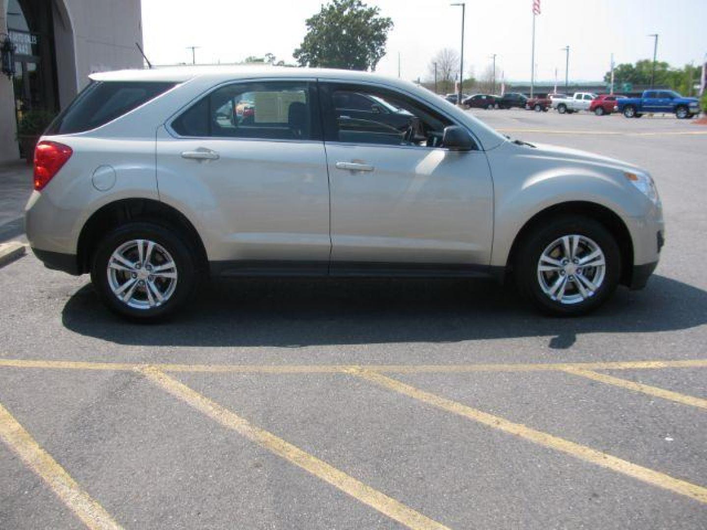 2013 Gold Chevrolet Equinox LS 2WD (2GNALBEK4D6) with an 2.4L L4 DOHC 16V engine, 6-Speed Automatic transmission, located at 2443 Albert Pike, Hot Springs, AR, 71913, (501) 623-6255, 34.492222, -93.109993 - LISTED FEATURES MAY BE OPTIONAL AND NOT INCLUDED ON THIS VEHICLE!!! - Photo#4