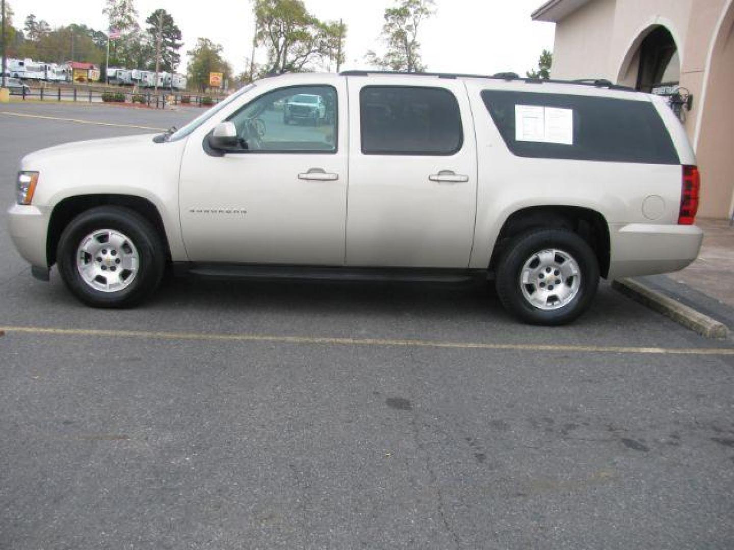 2013 Tan Chevrolet Suburban LT 1500 2WD (1GNSCJE06DR) with an 5.3L V8 OHV 16V FFV engine, 6-Speed Automatic transmission, located at 2443 Albert Pike, Hot Springs, AR, 71913, (501) 623-6255, 34.492222, -93.109993 - LISTED FEATURES MAY BE OPTIONAL AND NOT INCLUDED ON THIS VEHICLE!!! - Photo#1