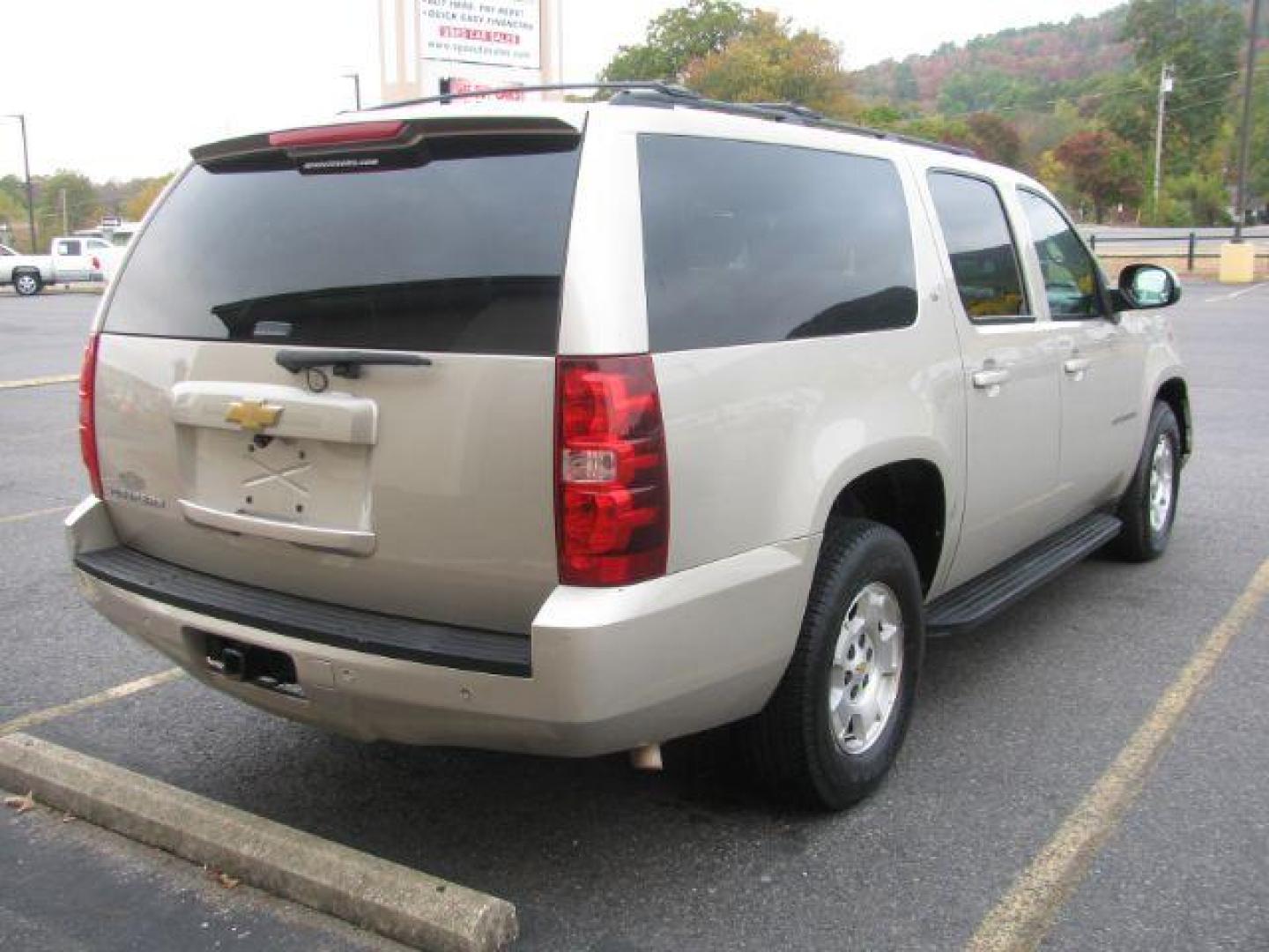 2013 Tan Chevrolet Suburban LT 1500 2WD (1GNSCJE06DR) with an 5.3L V8 OHV 16V FFV engine, 6-Speed Automatic transmission, located at 2443 Albert Pike, Hot Springs, AR, 71913, (501) 623-6255, 34.492222, -93.109993 - Photo#3