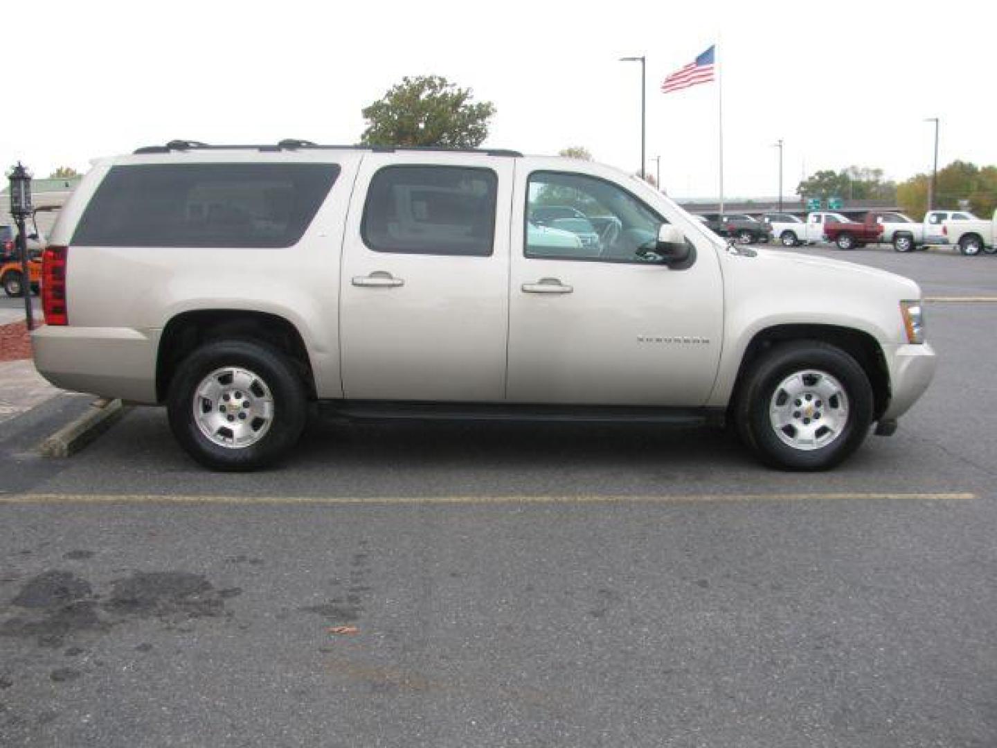 2013 Tan Chevrolet Suburban LT 1500 2WD (1GNSCJE06DR) with an 5.3L V8 OHV 16V FFV engine, 6-Speed Automatic transmission, located at 2443 Albert Pike, Hot Springs, AR, 71913, (501) 623-6255, 34.492222, -93.109993 - LISTED FEATURES MAY BE OPTIONAL AND NOT INCLUDED ON THIS VEHICLE!!! - Photo#4