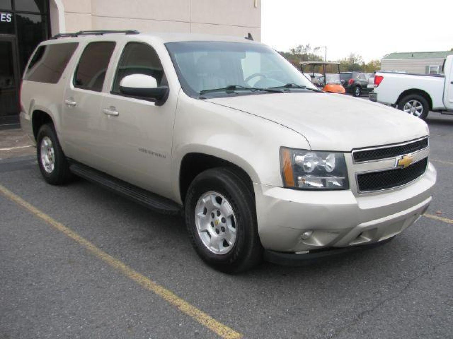 2013 Tan Chevrolet Suburban LT 1500 2WD (1GNSCJE06DR) with an 5.3L V8 OHV 16V FFV engine, 6-Speed Automatic transmission, located at 2443 Albert Pike, Hot Springs, AR, 71913, (501) 623-6255, 34.492222, -93.109993 - Photo#5