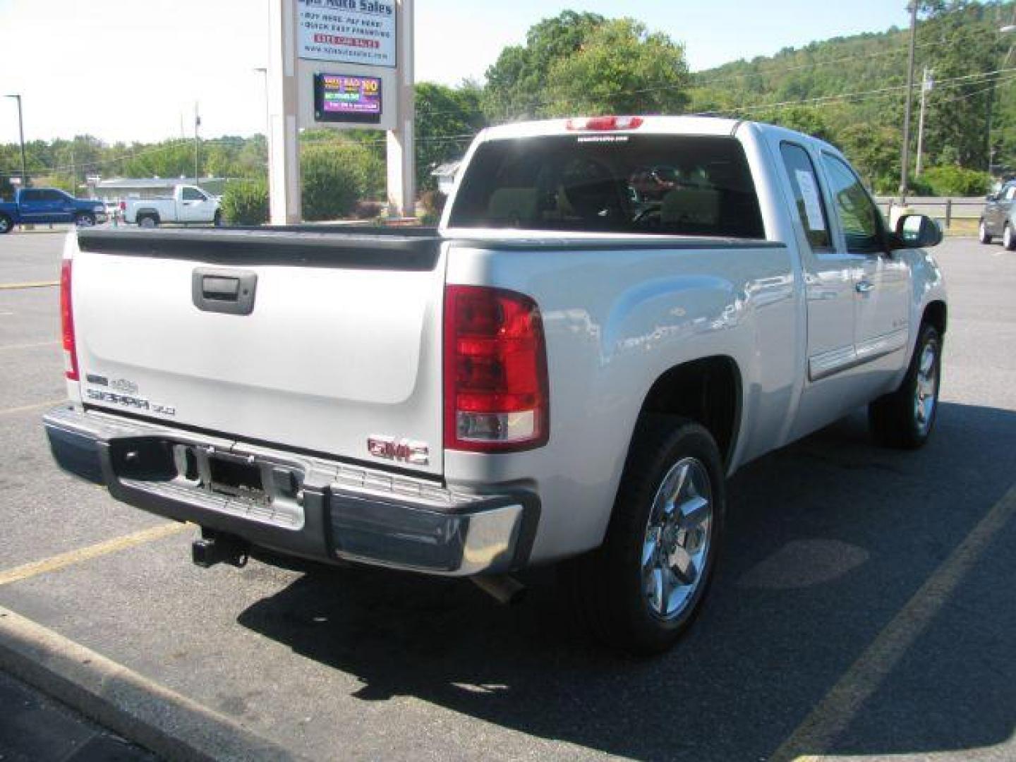 2012 Silver GMC Sierra 1500 SLE Ext. Cab 2WD (1GTR1VE09CZ) with an 5.3L V8 OHV 16V FFV engine, 6-Speed Automatic transmission, located at 2443 Albert Pike, Hot Springs, AR, 71913, (501) 623-6255, 34.492222, -93.109993 - Photo#4