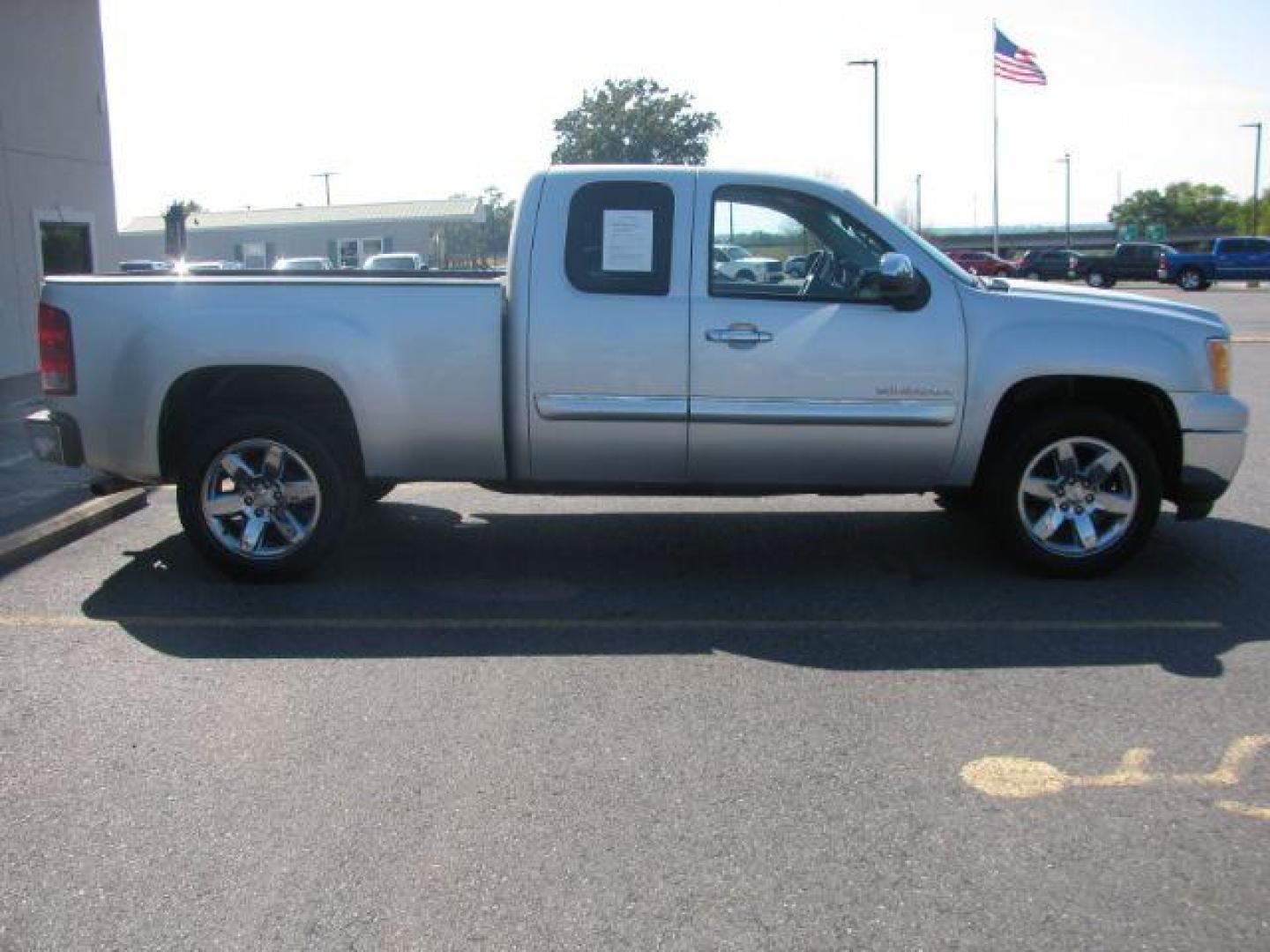 2012 Silver GMC Sierra 1500 SLE Ext. Cab 2WD (1GTR1VE09CZ) with an 5.3L V8 OHV 16V FFV engine, 6-Speed Automatic transmission, located at 2443 Albert Pike, Hot Springs, AR, 71913, (501) 623-6255, 34.492222, -93.109993 - Photo#5