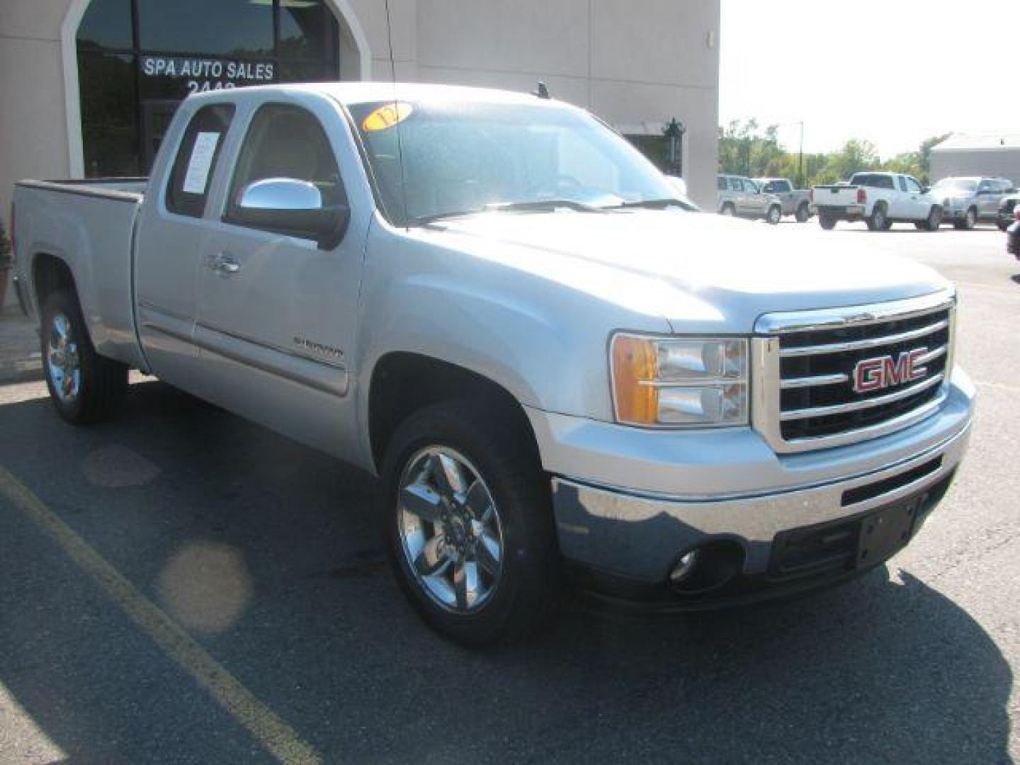 2012 Silver GMC Sierra 1500 SLE Ext. Cab 2WD (1GTR1VE09CZ) with an 5.3L V8 OHV 16V FFV engine, 6-Speed Automatic transmission, located at 2443 Albert Pike, Hot Springs, AR, 71913, (501) 623-6255, 34.492222, -93.109993 - Photo#6