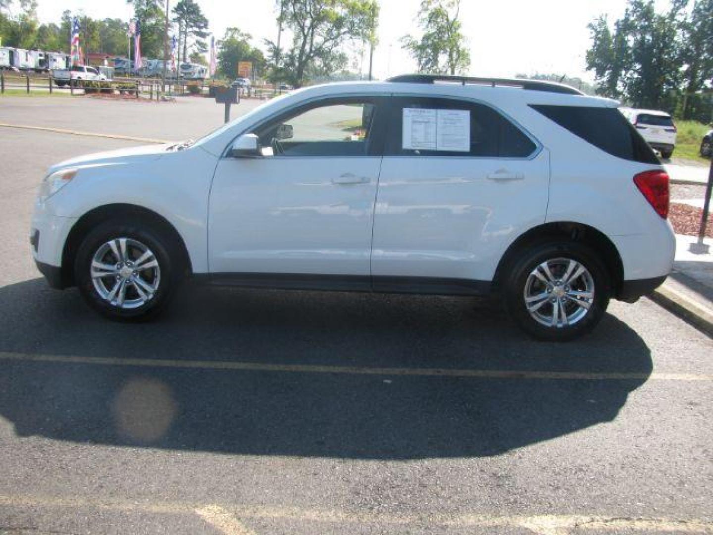 2011 White Chevrolet Equinox 1LT 2WD (2GNALDEC5B1) with an 2.4L L4 DOHC 16V engine, 6-Speed Automatic transmission, located at 2443 Albert Pike, Hot Springs, AR, 71913, (501) 623-6255, 34.492222, -93.109993 - LISTED FEATURES MAY BE OPTIONAL AND NOT INCLUDED ON THIS VEHICLE!!! - Photo#4