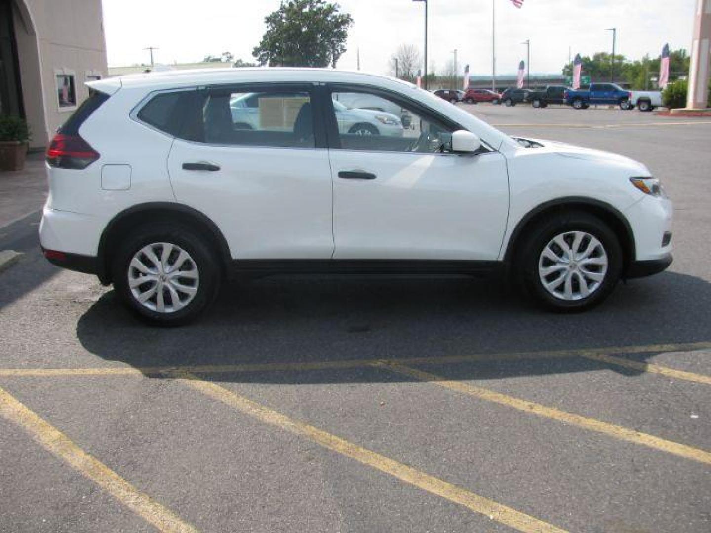 2018 White Nissan Rogue S 2WD (KNMAT2MT7JP) with an 2.5L L4 DOHC 16V engine, Continuously Variable Transmission transmission, located at 2443 Albert Pike, Hot Springs, AR, 71913, (501) 623-6255, 34.492222, -93.109993 - Photo#4