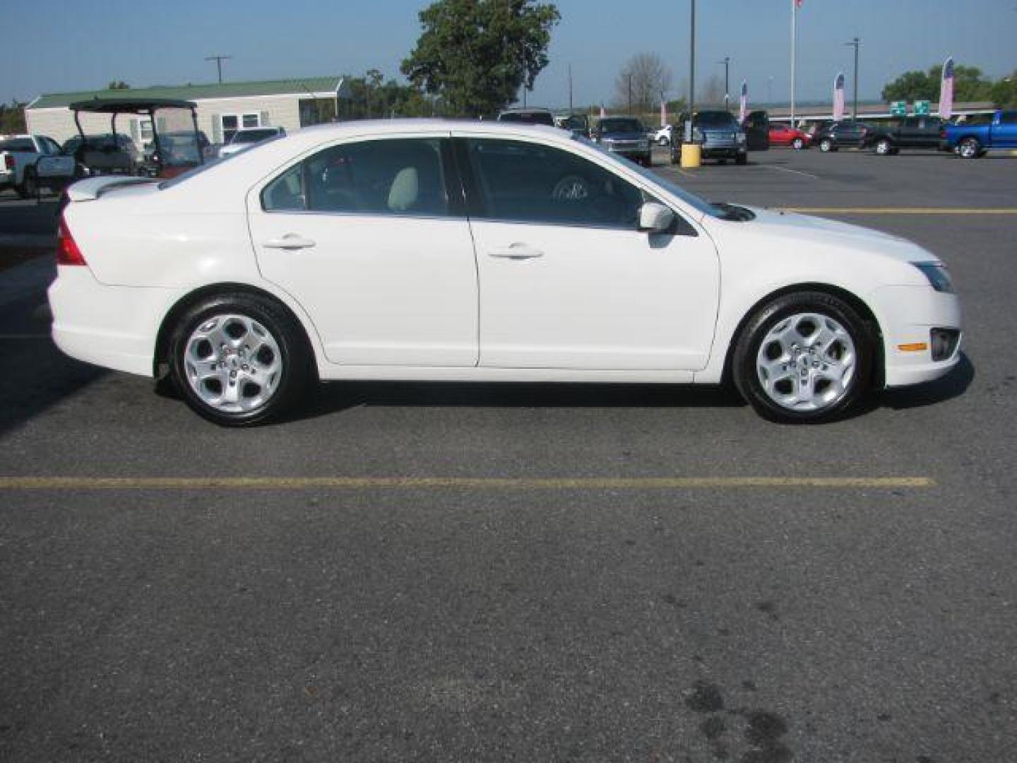 2010 White Ford Fusion SE (3FAHP0HA9AR) with an 2.5L L4 DOHC 16V engine, located at 2443 Albert Pike, Hot Springs, AR, 71913, (501) 623-6255, 34.492222, -93.109993 - LISTED FEATURES MAY BE OPTIONAL AND NOT INCLUDED ON THIS VEHICLE!!! - Photo#1