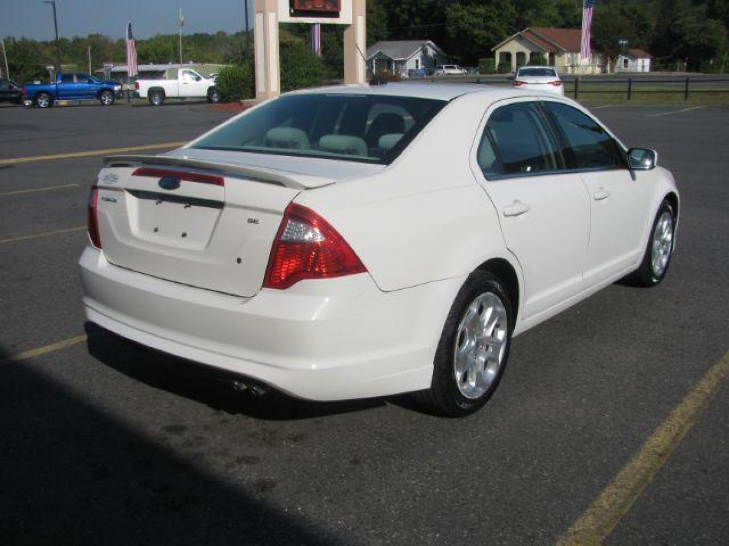 2010 White Ford Fusion SE (3FAHP0HA9AR) with an 2.5L L4 DOHC 16V engine, located at 2443 Albert Pike, Hot Springs, AR, 71913, (501) 623-6255, 34.492222, -93.109993 - LISTED FEATURES MAY BE OPTIONAL AND NOT INCLUDED ON THIS VEHICLE!!! - Photo#2